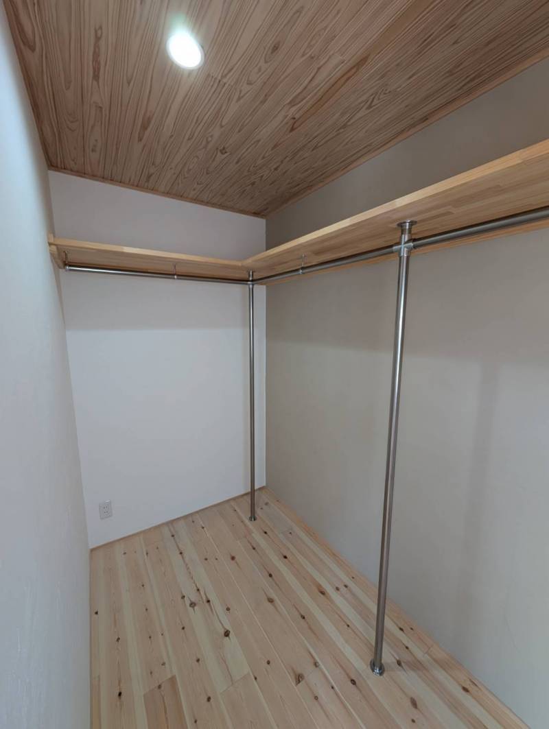 憧れのウォークインクローゼットで衣服収納には困りません