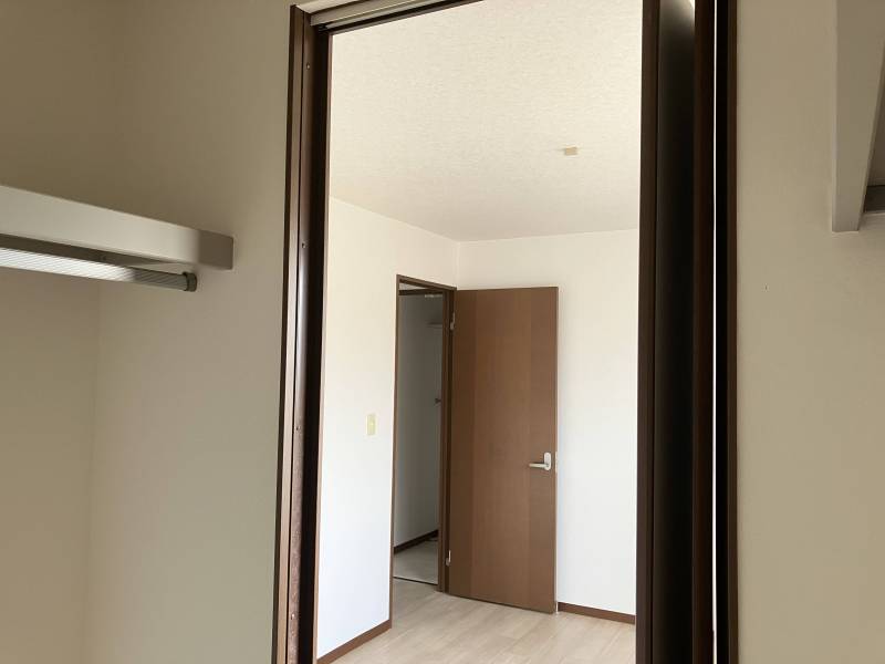 ウォークインクローゼットの中から撮りました。