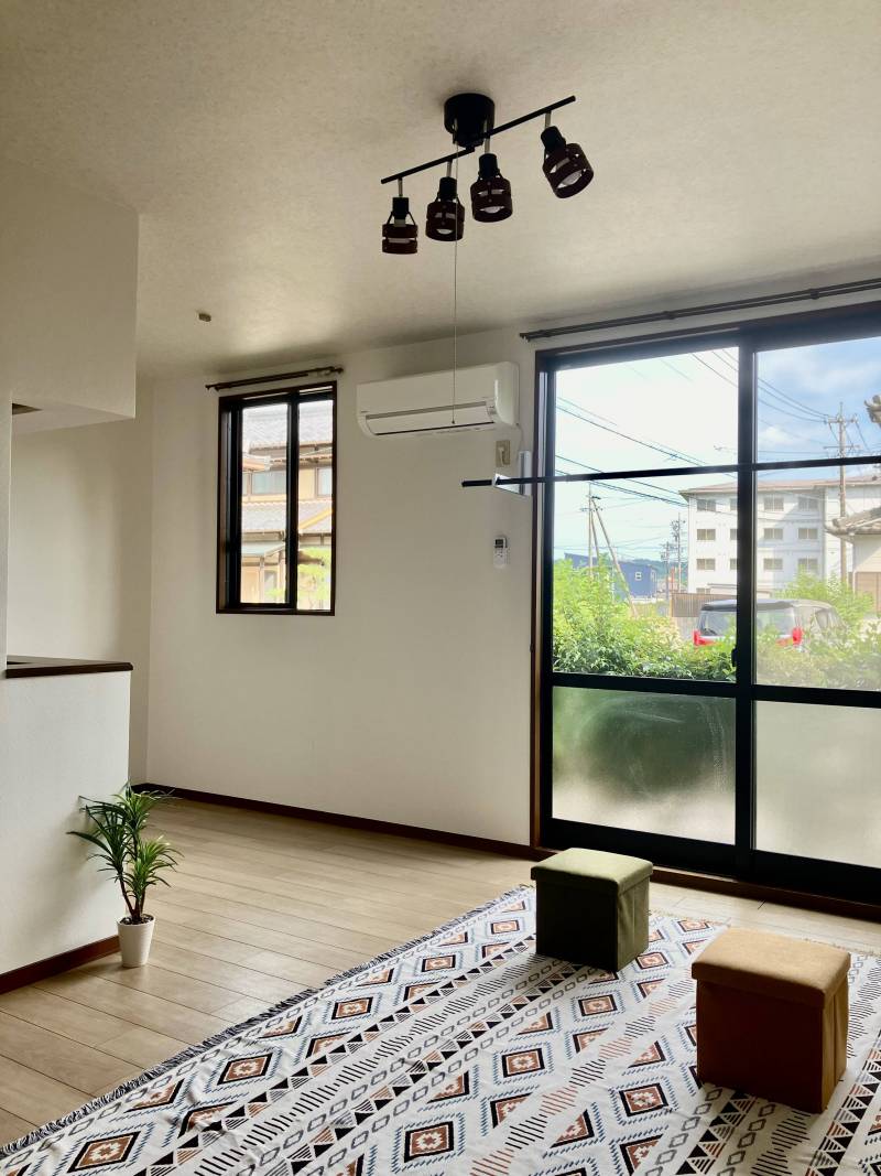 陽当たりのよいLDKはたっぷり約20㎡（102号 照明無）。