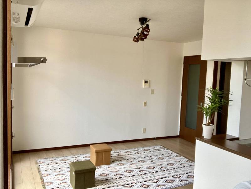 写真は101号室です。102号室に照明はついておりません。