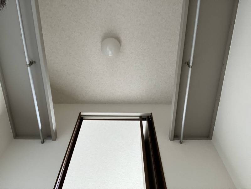 ウォークインクローゼットには棚も電気もついてます。