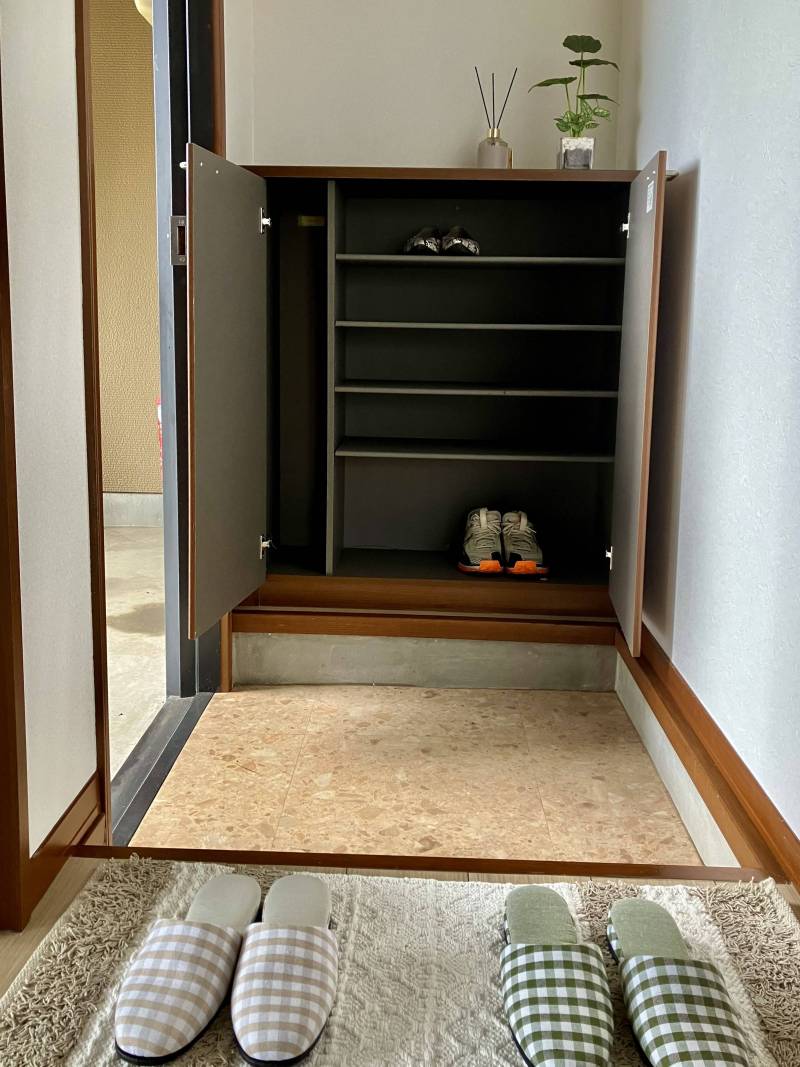 収納たっぷりのシューズボックスは傘スペースもあります。