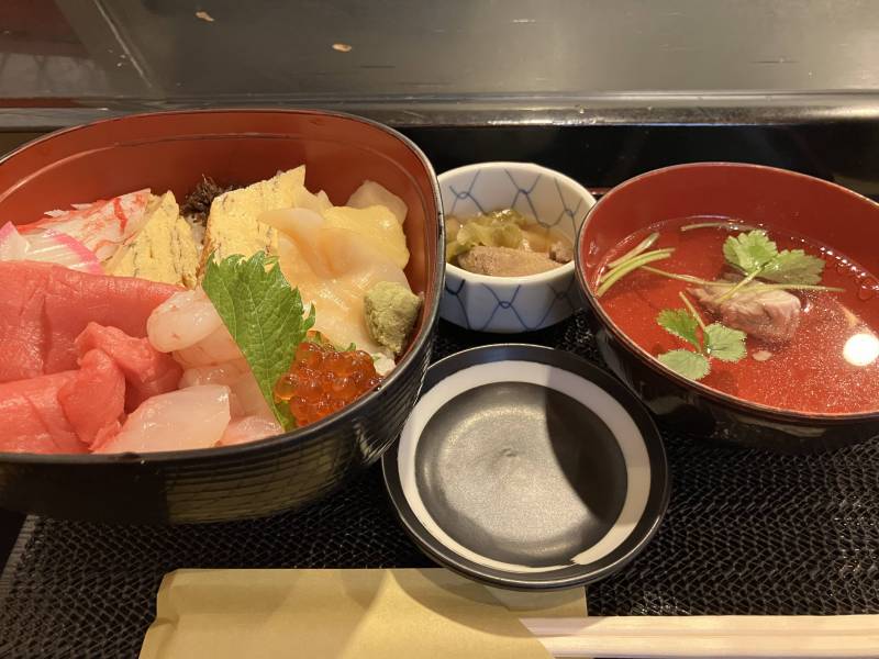 駅前の徳寿司さん。
ランチの海鮮丼はおススメです！