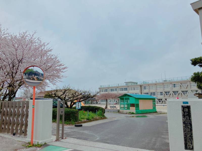 徒歩5分のところに小学校があります