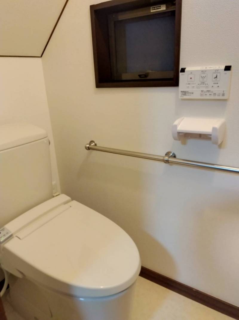 1階のトイレです。洗浄付きトイレが付いています。