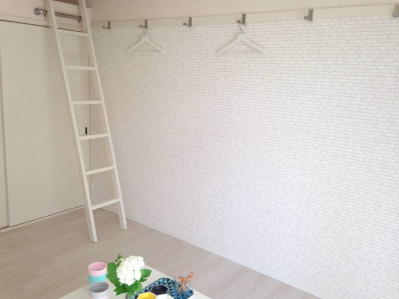 レンガ調のアクセントクロス、長押にハンガーフックを取付け