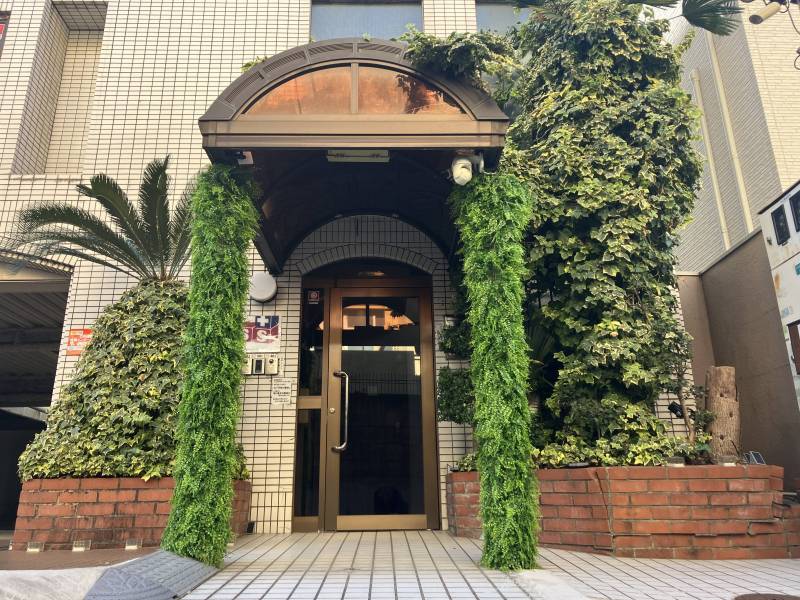 正面は校舎の塀なので「お向かいさん」の視線が気になりません