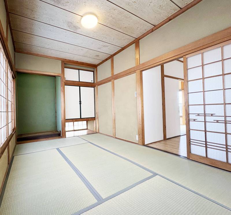 ２階の和室にも素敵なたたずまいの床の間があります。