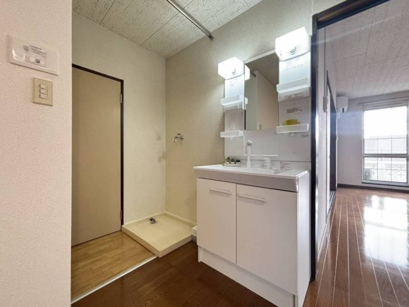 忙しい朝の準備も独立洗面台で！