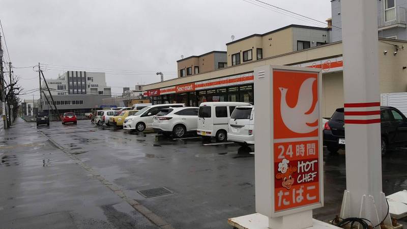 すぐ裏手のセイコーマート。品揃え充実してます。