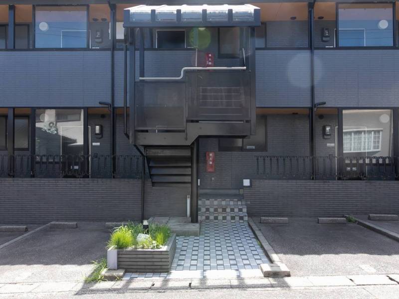 エントランスも屋根付きで雨でも快適です！