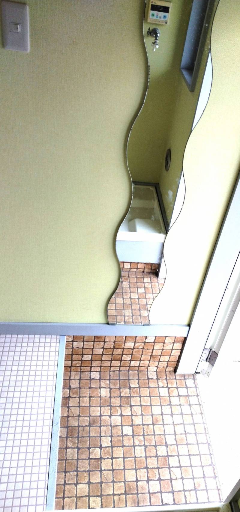 玄関(姿見付)