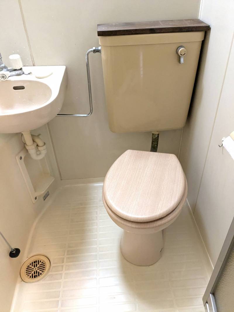 トイレにも暖かみのある木製便座を採用いたしました。