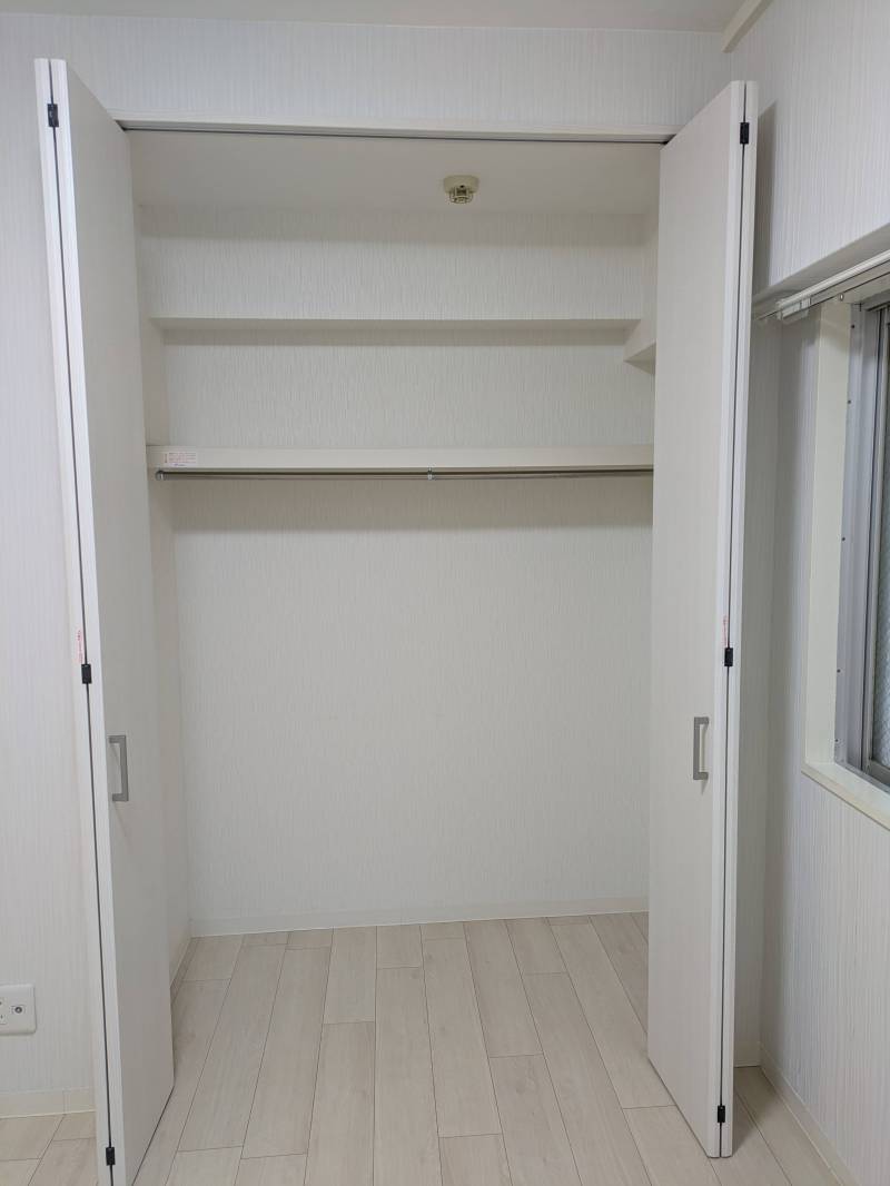洋室クローゼット内　棚付きです！