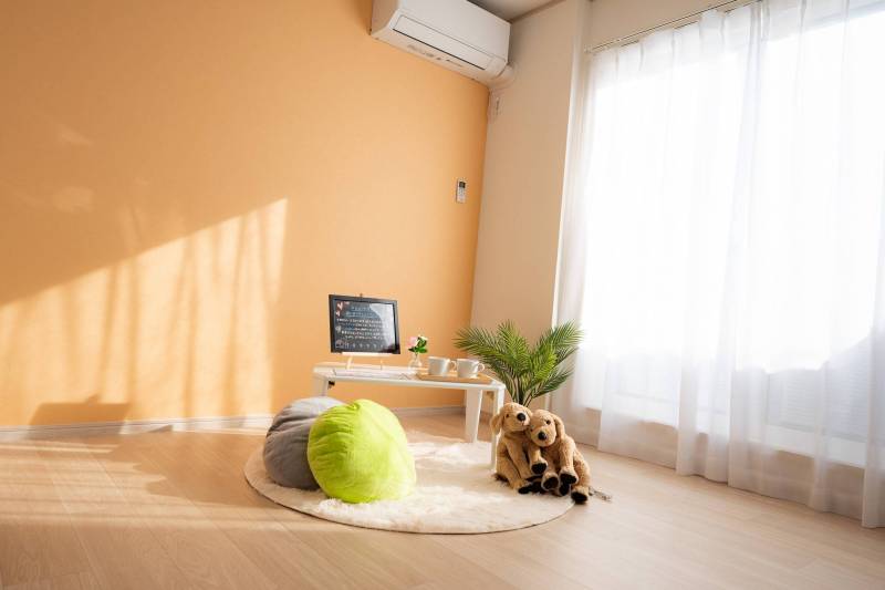 リビングは明るいテラコッタカラー