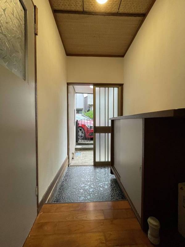 室内から直接ガレージに行くことができます、雨にも濡れません♪