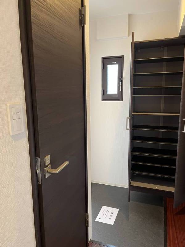 靴箱内部手前はトイレドア