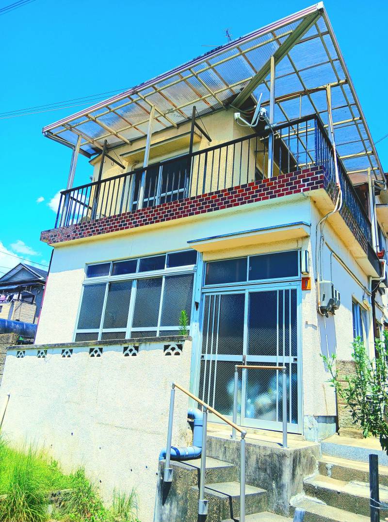 独立した戸建てです。南に面しており、日当たり良好です。