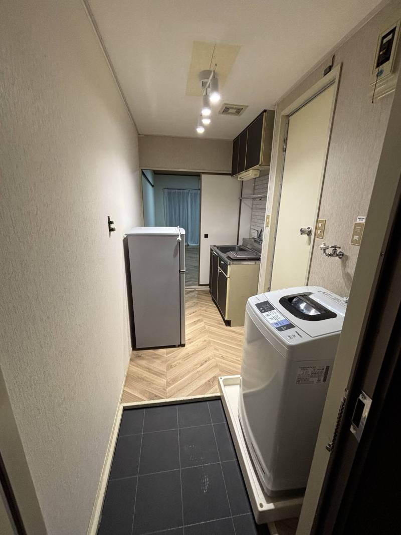 玄関兼キッチンは狭いですが、必要なものは手の届く範囲に！！