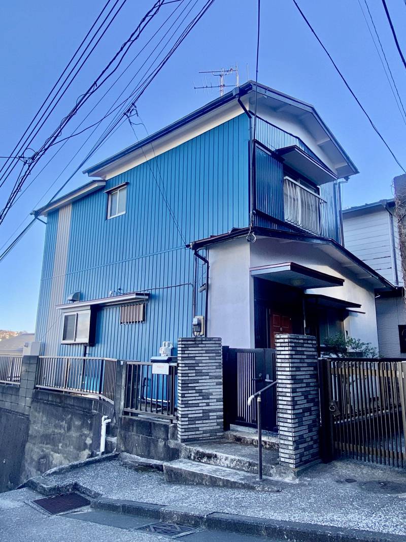 1月に屋根&bull;外壁のリノベ完了。ターコイズブルーが個性的な外観