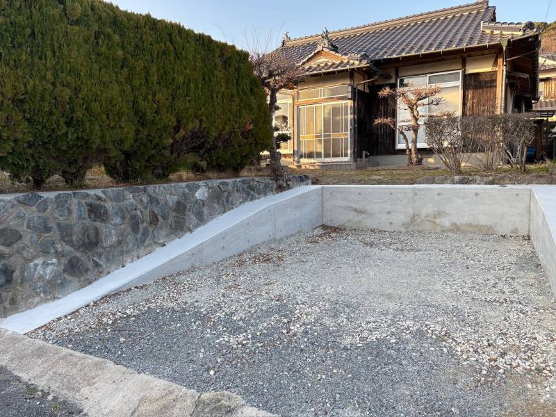 スロープ付の広々駐車場