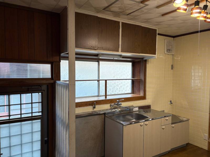 新品キッチンとおしゃれなスポットライト