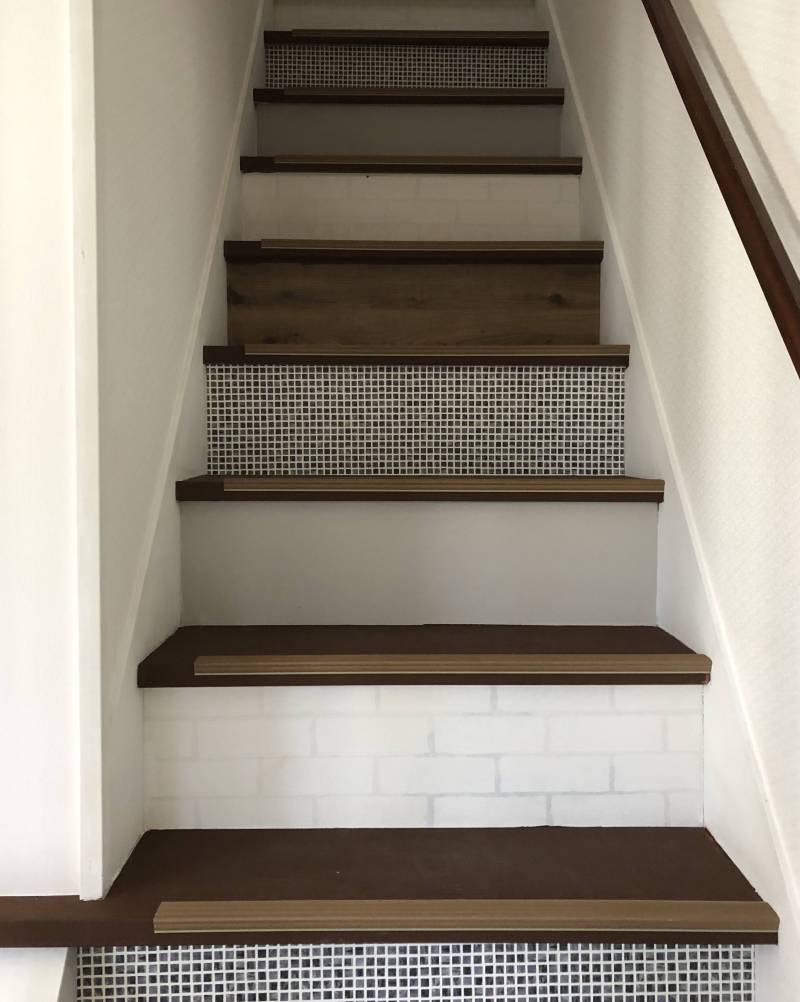 階段には滑り止めと手すりがついています。