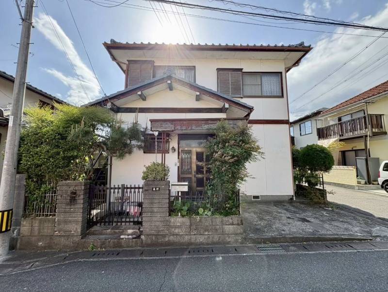 閑静な住宅街の角地。敷地内駐車場有り。