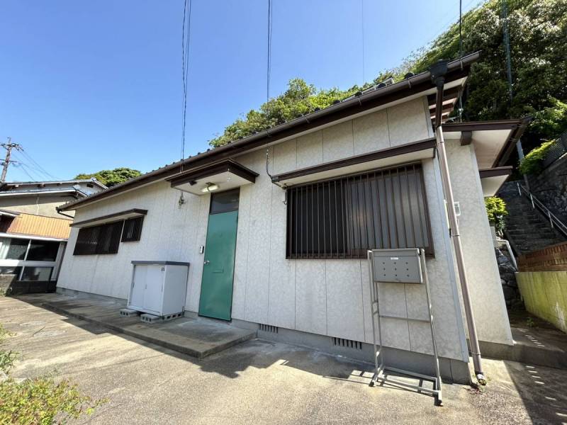 玄関ドアを緑色に塗装済み！