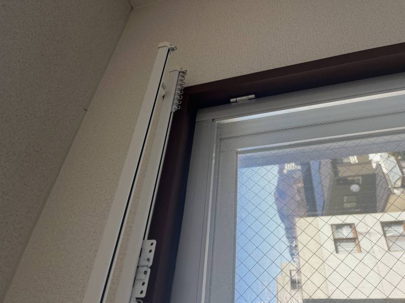 カーテンレール交換しています。