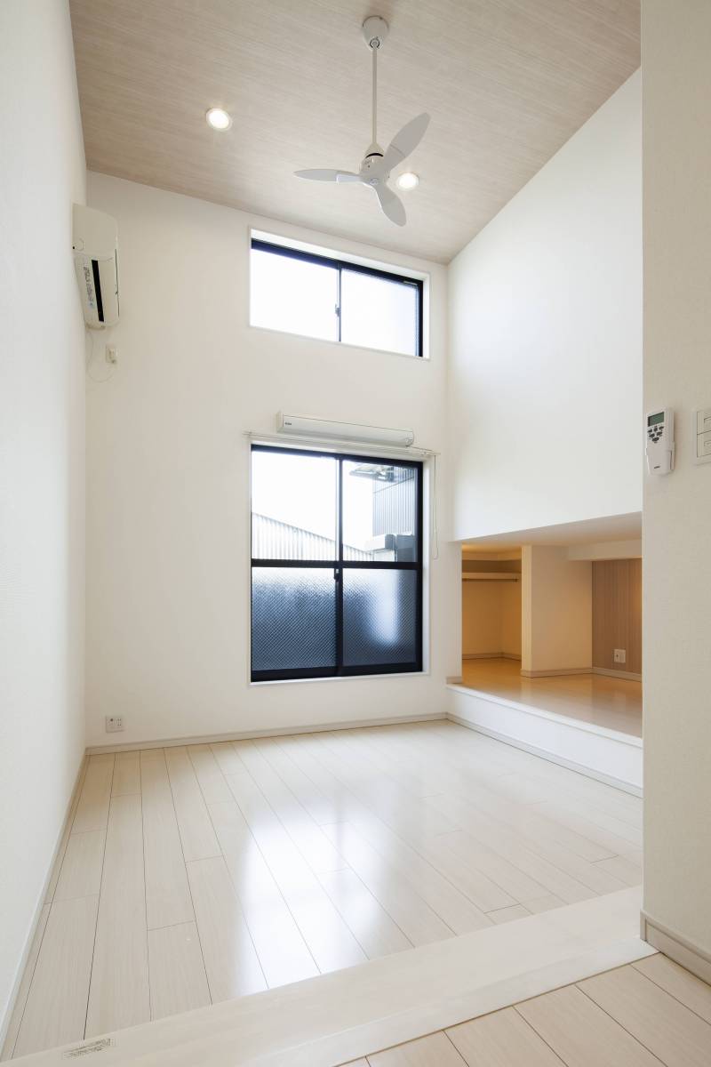 【イメージ写真】
吹抜けでとても天井が高いです