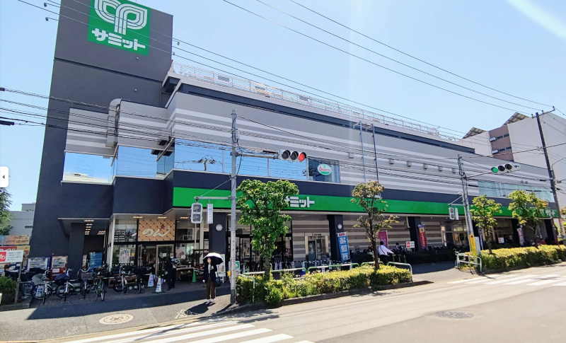 サミット、サイゼリア、書店、ドラッグストア（徒歩6分）