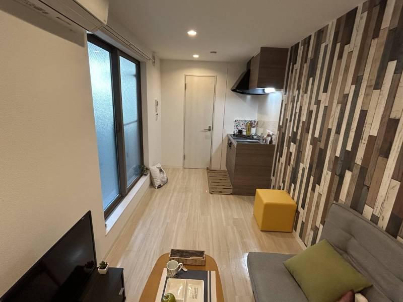 玄関から部屋の奥へ。