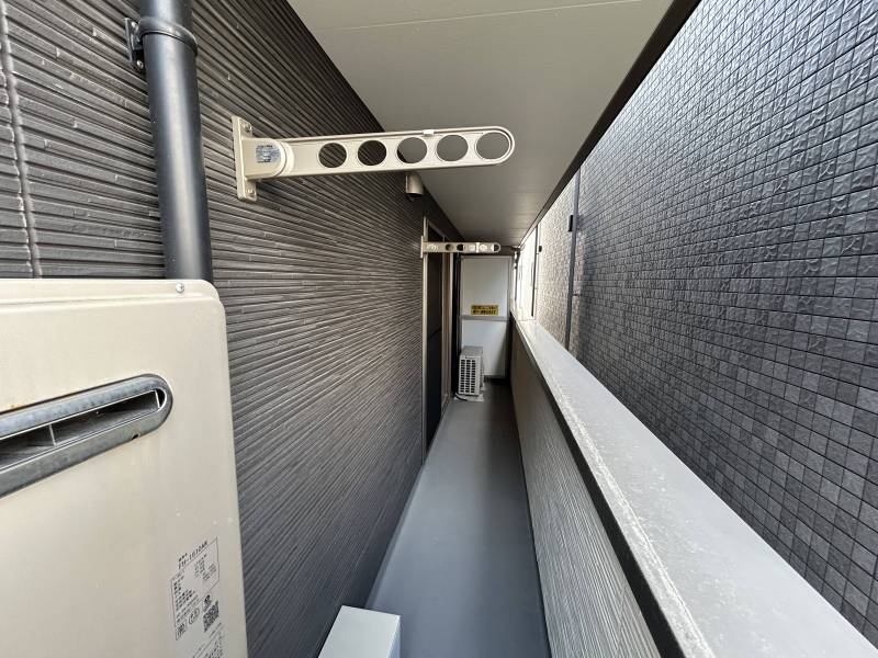 ベランダの物干し竿置き場。
洗濯機置き場は室内にあります。