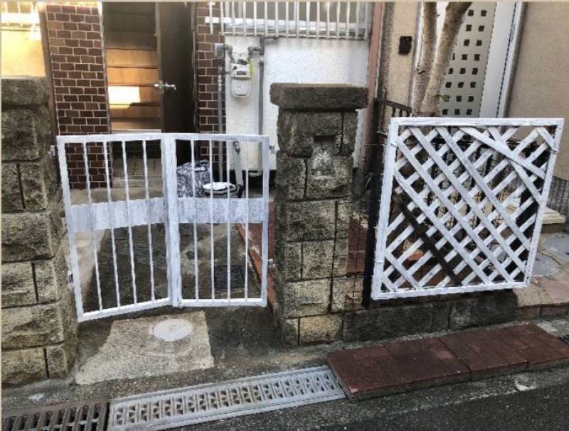 白い門扉のエントランス