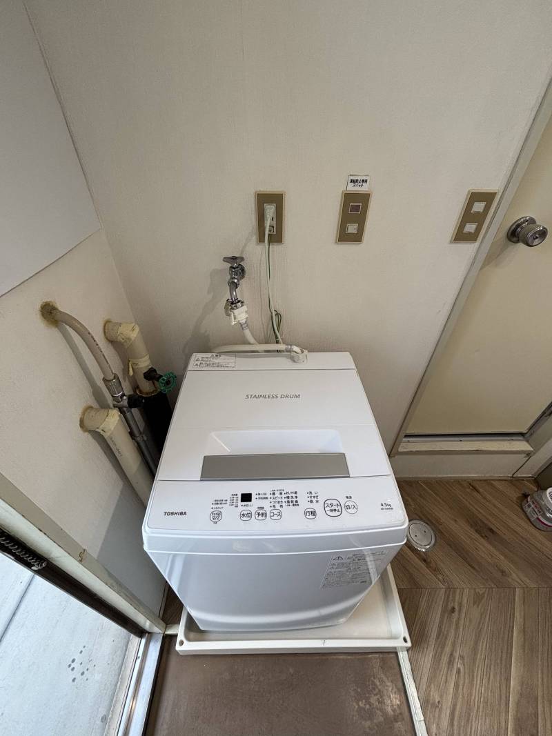 室内洗濯機置き場を完備。洗濯機も設置済みです。