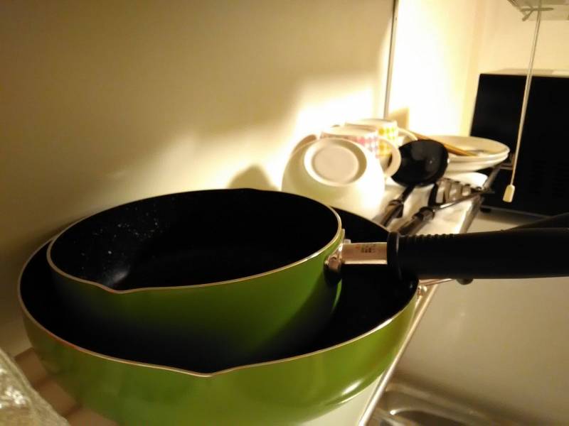 当面の調理道具や食器も。