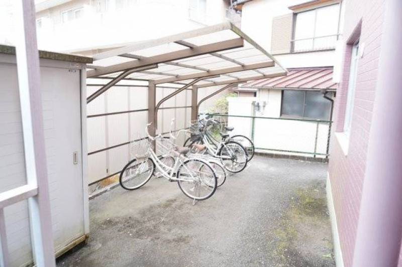 屋根付き駐輪場　バイク置き場　勿論無料で使用可