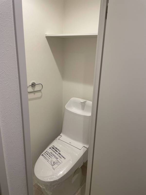 トイレ　トイレ上部に収納棚
