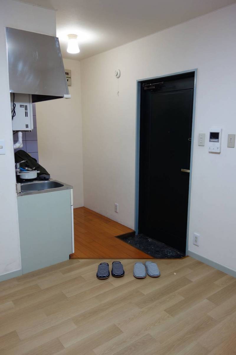 右手が玄関、左手がキッチンです。