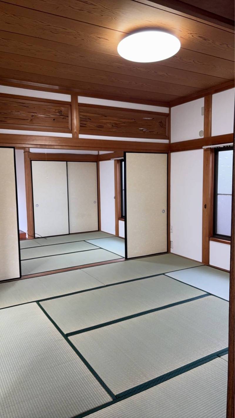 和室8畳です。壁は漆喰です。