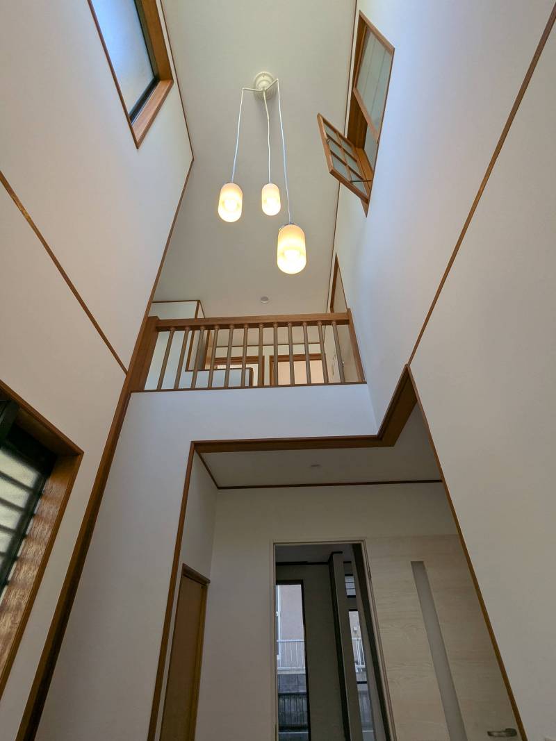 吹き抜けにはおしゃれなペンダント照明を設置♪