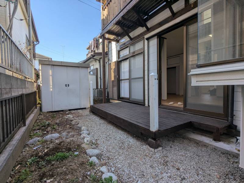 ウッドデッキ付きの専用庭♪物置もあるので便利です。