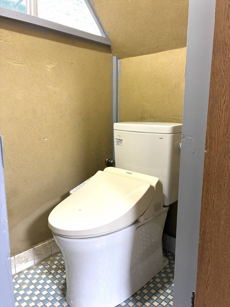 温水洗浄便座付きトイレです^_^