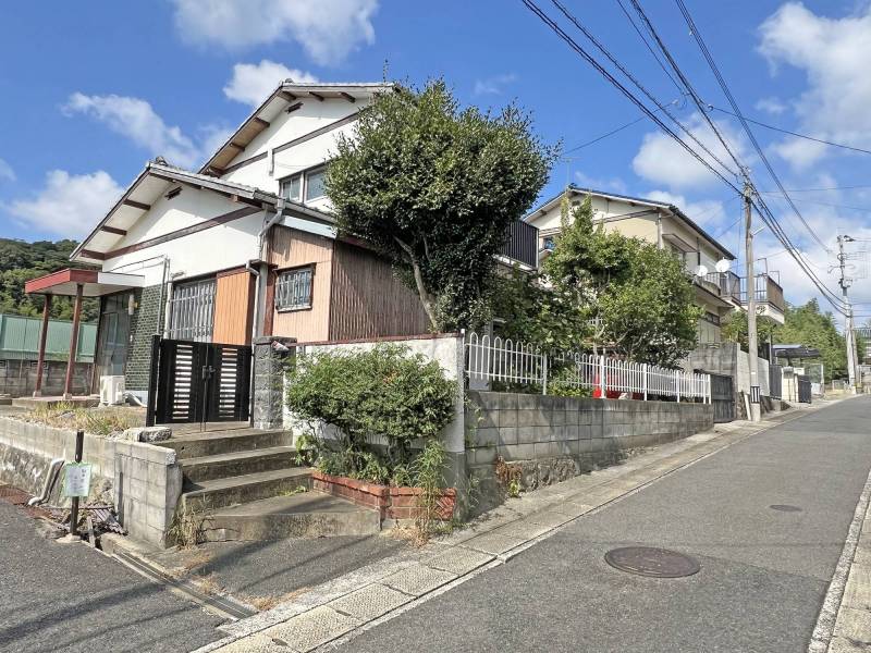 駐車場付き！お部屋広々お庭付きの二階建て！