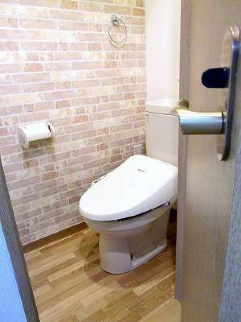 トイレも壁はアクセントクロス・ウォシュレツト標準装備