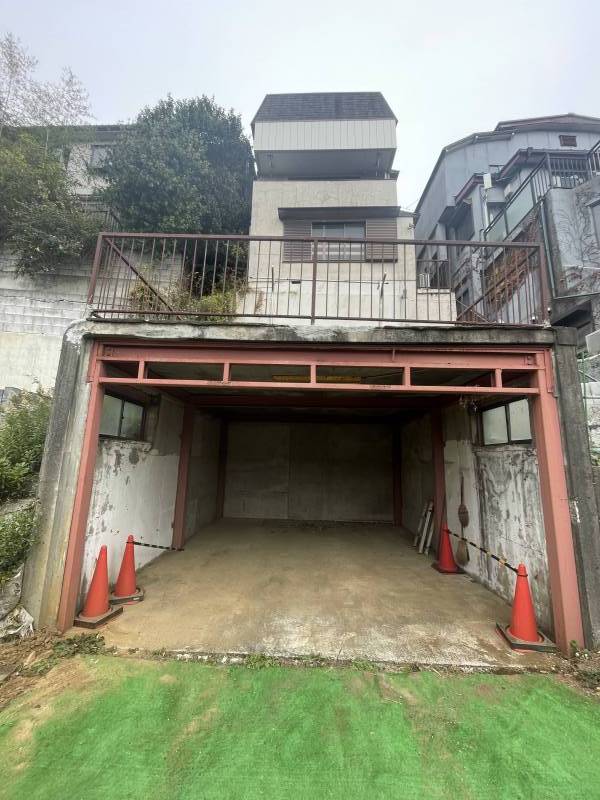 地下一階ガレージ2台駐車可（車種による）電気つきません。
