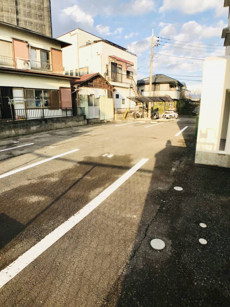 敷地内駐車場1台無料です♪2台目は3300円です♪
