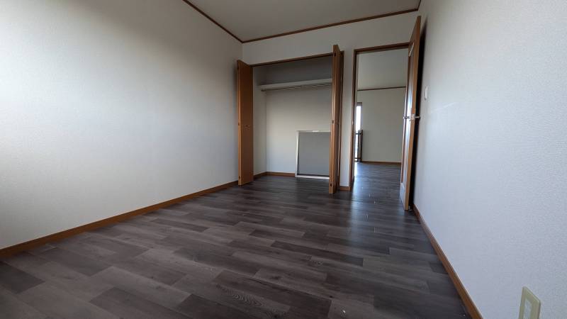 西側洋室5.0帖。広々収納付き。