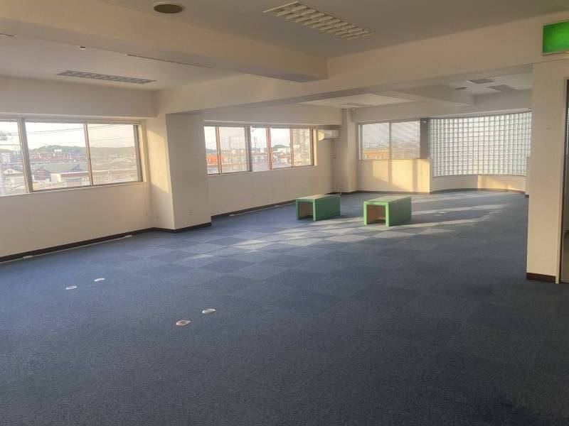 このガラスプロックコーナーがとても良い雰囲気。工夫して下さい